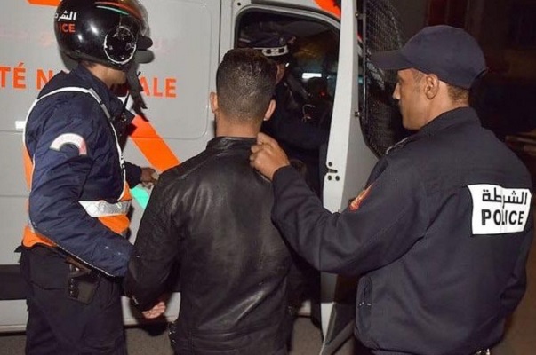 توقيف شخص يشتبه في تورطه في قضية تتعلق بحيازة وترويج المخدرات والمؤثرات العقلية