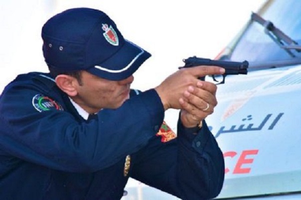 الريش / مقدم شرطة يضطر لاستعمال سلاحه الوظيفي لتحييد الخطر الصادر عن شخص هاجم دورية للأمن بالسلاح الأبيض