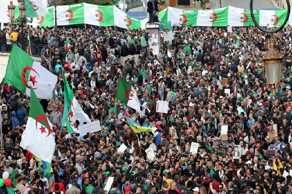 شوارع عدة مدن جزائرية تعج بآلاف الطلبة للمطالبة بالتغيير الجذري للنظام 