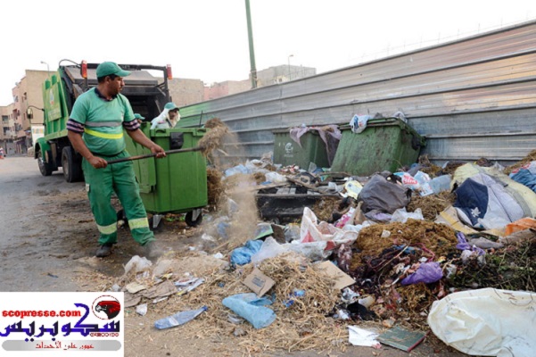 عمال النظافة: أبطال الظل في حماية البيئة