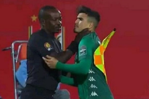الرجاء بنقص عددي وظلم الحكم  ينهزم بالقاهرة ويتوعد الأهلي بجحيم مباراة الإياب
