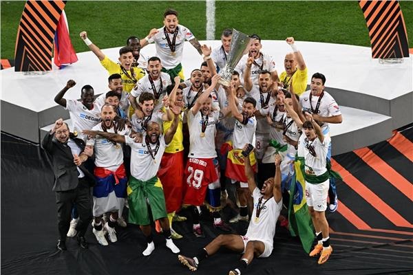     ياسين بونو يقود نادي اشبيلية الإسباني الى التتويج بلقب