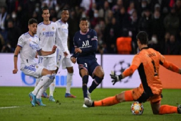 تواطؤ مفضوح بين ميسي ودي ماريا ضد أشرف حكيمي يحرم باري سان جرمان من دزينة اهداف امام ريال مدريد 