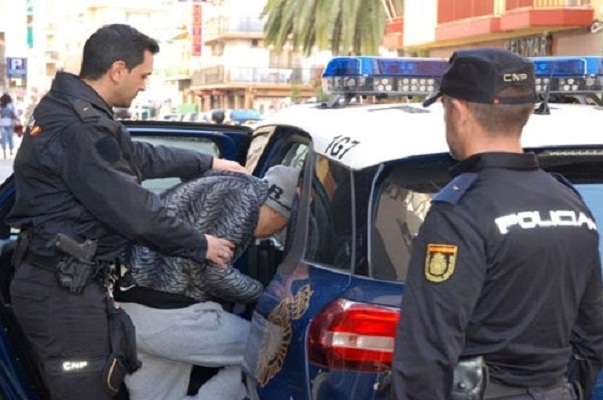 الشرطة الوطنية الإسبانية تعتقل ثلاثة مواطنين جزائريين في برشلونة يشتبه في انتماؤهم إلى تنظيم داعش الإرهابي