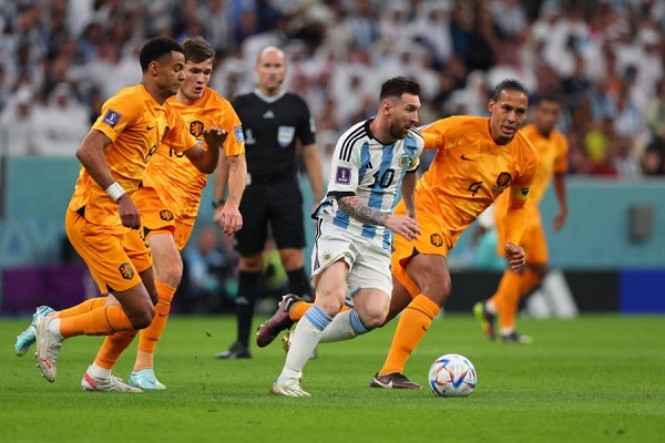 الأرجنتين تفوز على منتخب هولندا في مباراة هيتشكوكية