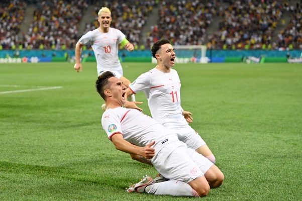المنتخب السويسري يُقصي نظيره الفرنسي بطل العالم ويتأهل لربع نهائي أمم أوروبا