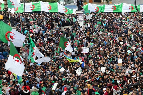 الحراك الشعبي يعود  بكثافة الى شوارع المدن الجزائرية