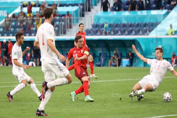 منتخب اسبانيا يفوز بصعوبة على سويسرا ويحجز تذكرة التأهل الى المربع الذهبي من منافسات كاس اوروبا 