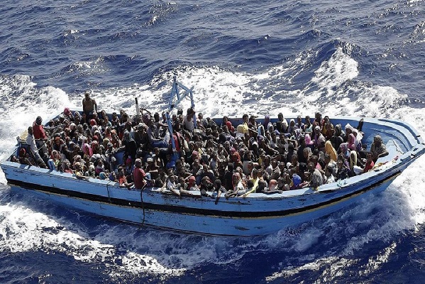 توقيف قارب على متنه 194 مرشحا للهجرة غير الشرعية من بينهم 11 شخصا في وضعية صحية حرجة و 5 جثث