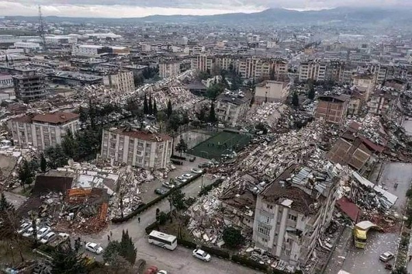 زلزال عنيف يضرب تركيا ويخلف مصرع أكثر من 900 شخص و 5 آلاف جريح 