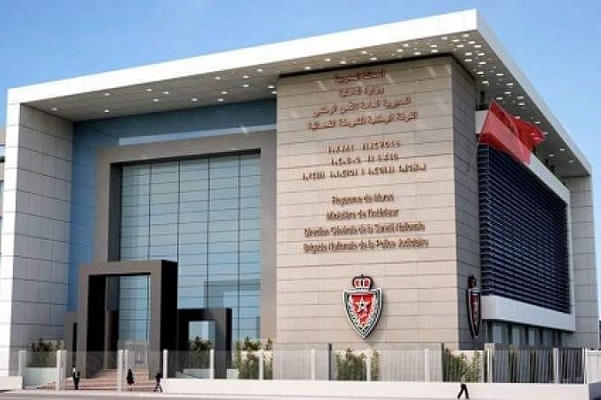 طنجة/  التحقيق مع مفتش شرطة متورط في حيازة أموال وسلاح ناري  