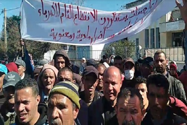 انقطاع التيار الكهربائي يخرج ساكنة جماعة انويرات بمشرع بلقصيري للاحتجاج