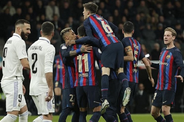 البارصا يهزم ريال مدريد في الكلاسيكو ويوسع فارق النقاط بينهما 