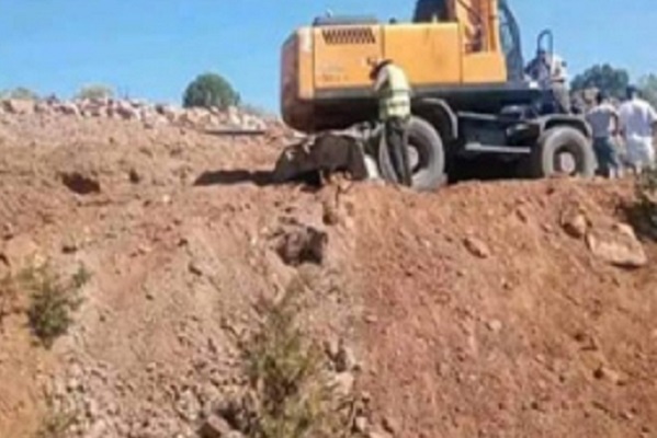 مصرع عاملين جراء انهيار التربة داخل حفرة بورش مشروع للماء الشروب 