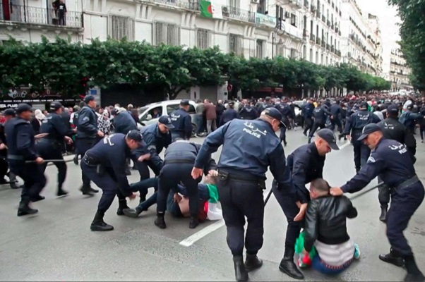 ادانة الأساليب القمعية التي تنهجها السلطات الجزائرية في حق  نشطاء الحراك 