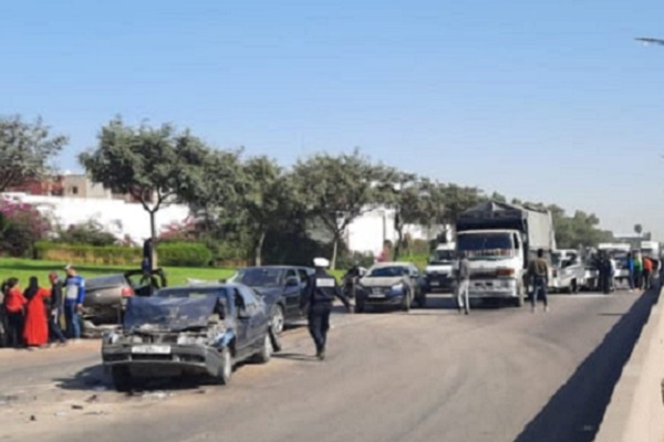 اصطدام شاحنة مقطورة بكوكبة من السيارات يخلف عددا من الإصابات بين ركابها