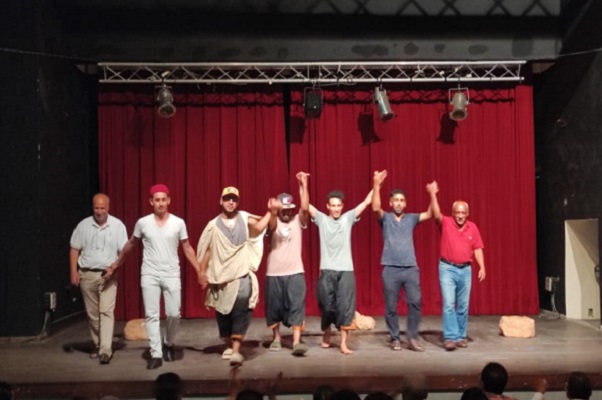 جمعية أدوار للمسرح الحر بكلميم تنهي المرحلة الاولى من جولاتها الفنية بعرض  مسرحية نصراني فتراب البيظان