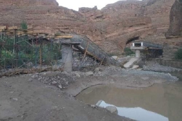 تساقطات مطرية بالراشيدية تفضح الغش في انجاز قنطرة حديثة التشييد على وادي غريس