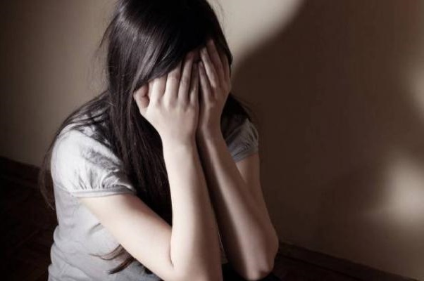 اعتقال أستاذ أقر باغتصابه فتاة قاصر مع افتضاض بكارتها 