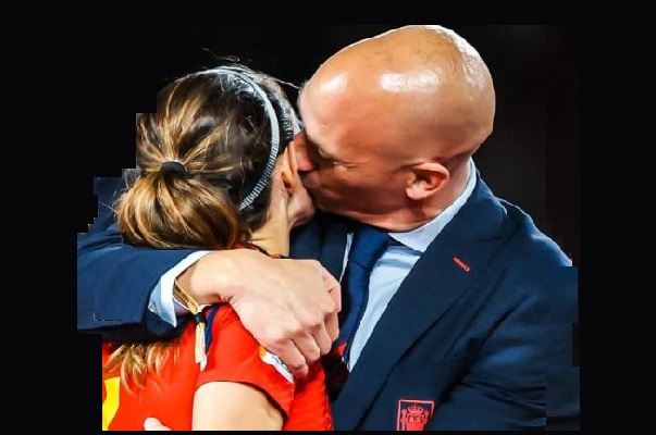 الفيفا توقف رئيس الاتحاد الإسباني بسبب تقبيله للاعبة منتخب بلاده بعد الفوز بكاس العالم سيدات