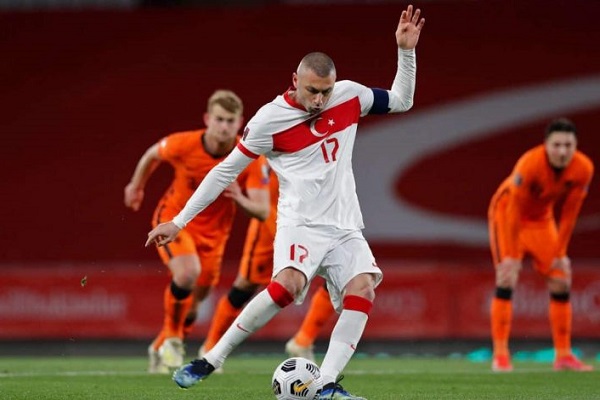 المهاجم المخضرم  يلماز يقود  منتخب تركيا لهزم المنتخب الهولندي بأربعة اهداف 