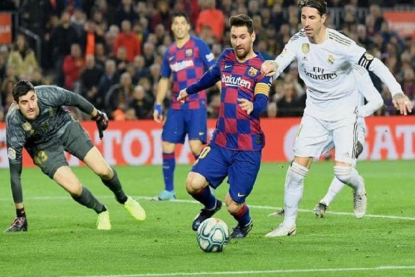 انظار عشاق كرة القدم  تتجه اليوم لمباراة الكلاسيكو بين  ريال مدريد وبرشلونة 