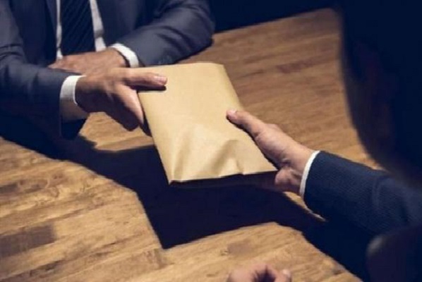 سقوط قاضي متلبس بتسلم رشوة