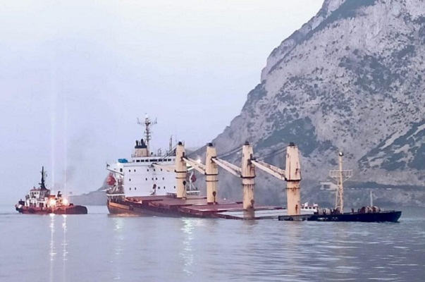 غرق سفينة محملة بزيت الوقود  والديزال يهدد سواحل المغرب بكارثة بيئية 