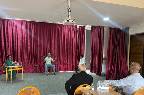 مسرحية "نهاية موظف بسيط أو طيحة التيدومة" إبداع فني جديد لفرقة أدوار للمسرح الحر بكلميم