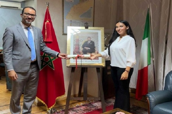القنصل العام للمملكة بتورينو يستقبل التلميذة صباح لبيض ويسلمها شهادة استحقاق إثر حصولها على الباكالوريا بميزة ممتازة 