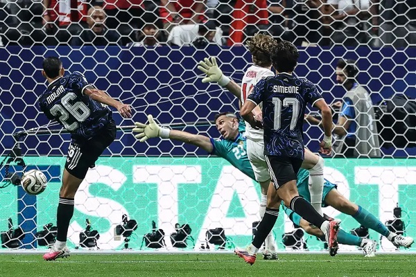 المنتخب الارجنتيني يقصي نظيره الإنجليزي ويضرب موعدا مع اسبانيا في المباراة النهائية 