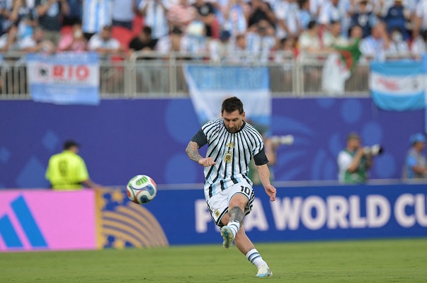 منتخب الارجنتين يقسو على محاربي الصحراء ويهزمهم بهاتريك للشيخ ليونيل ميسي 