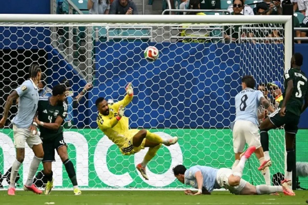 منتخب الاوروغواي يفرض التعادل على نظيره السعودي في مباراة تألق فيها الحارس لعويس